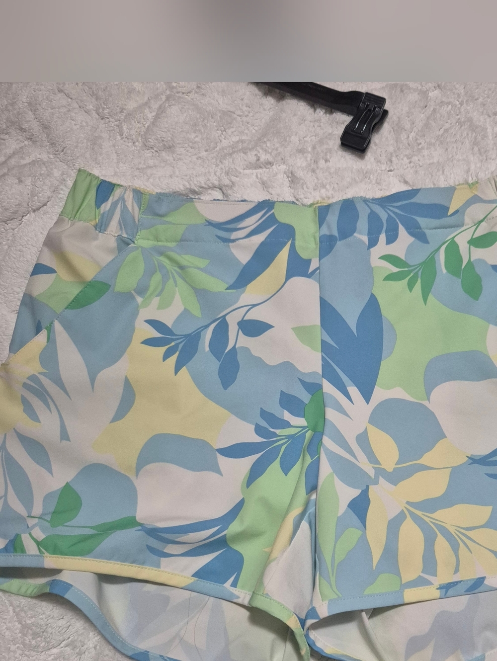 Columbia Women’s Pastel Leaf Print Athletic Shorts – Blue, Green, Cream..size:XL - Picture 10 of 11